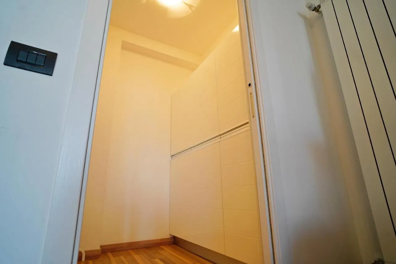 Rentopolis Apartments - Palazzo Candiani ミラノ 0*,