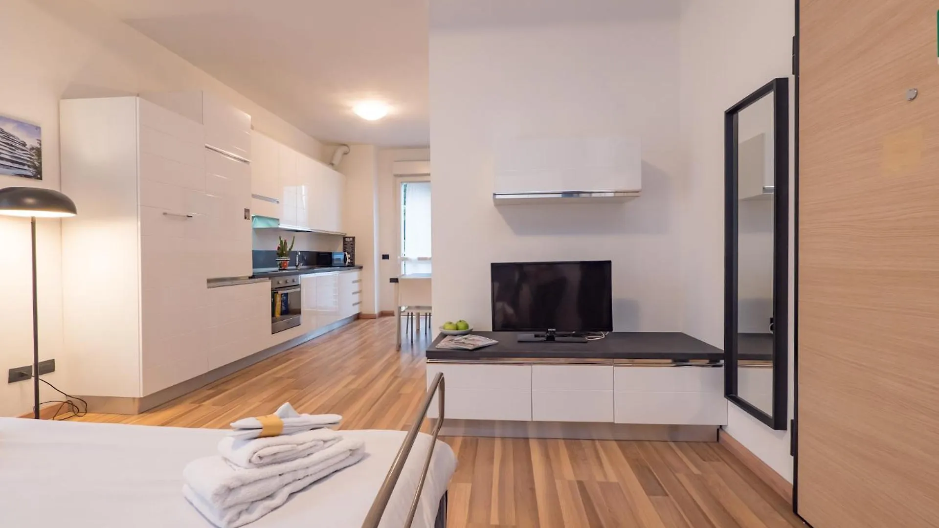 Rentopolis Apartments - Palazzo Candiani ميلان